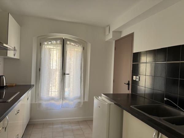 À LOUER – APPARTEMENT T3 TRAVERSANT AVEC GARAGE – CENTRE-VILLE