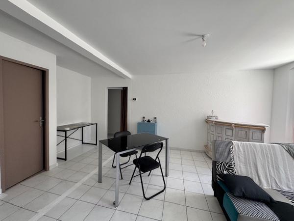 À LOUER – APPARTEMENT T3 TRAVERSANT AVEC GARAGE – CENTRE-VILLE