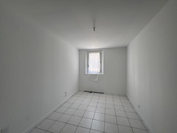 À LOUER – APPARTEMENT T3 TRAVERSANT AVEC GARAGE – CENTRE-VILLE