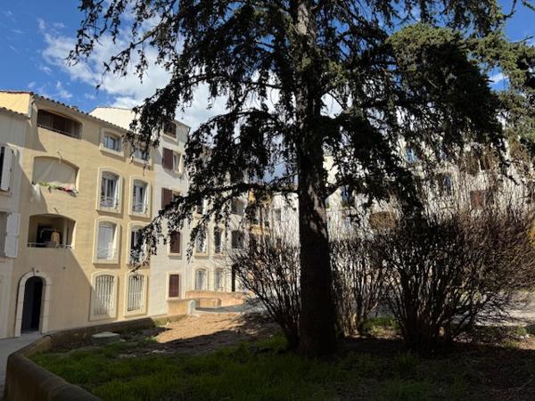À LOUER – APPARTEMENT T3 TRAVERSANT AVEC GARAGE – CENTRE-VILLE