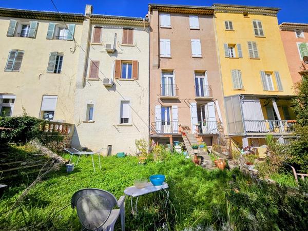 Lot de 2 appartements avec travaux à refaire intégralement.