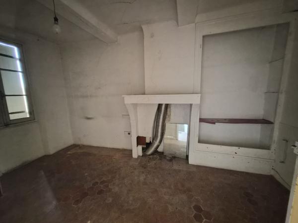 Lot de 2 appartements avec travaux à refaire intégralement.