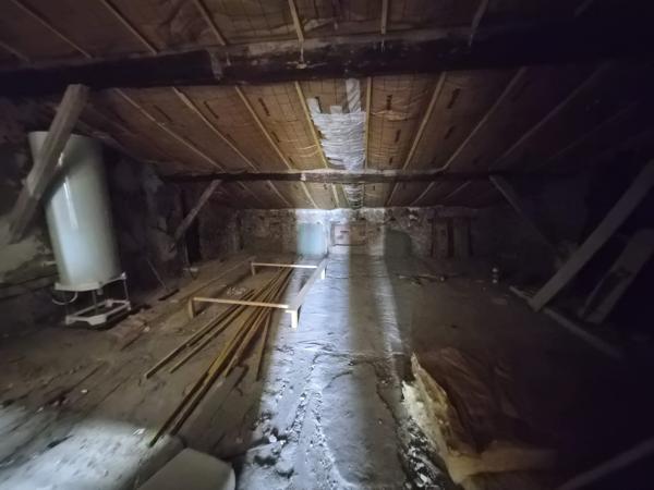 Lot de 2 appartements avec travaux à refaire intégralement.