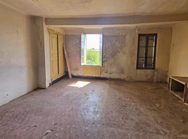 Lot de 2 appartements avec travaux à refaire intégralement.