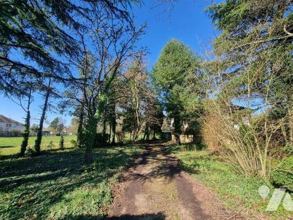 A vendre à Villefranche-sur-Cher (41), cette maison offre un beau potentiel et s'adresse aux ac...