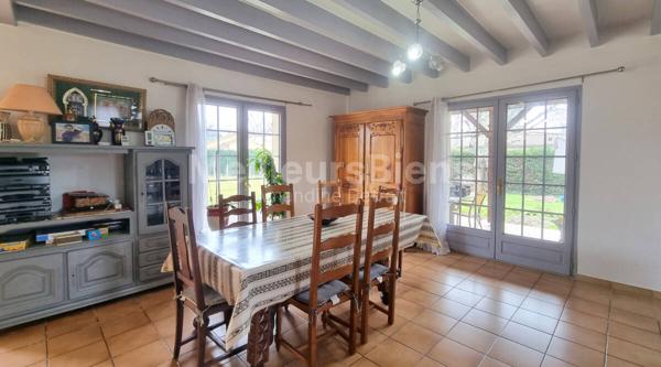 Belle landaise dans un village