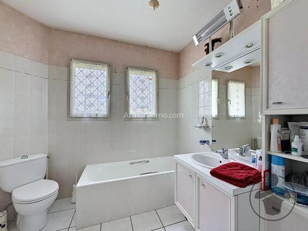 Vente                                                      Maison
                        
                     6 pièces                      141 m2                     à Coutras