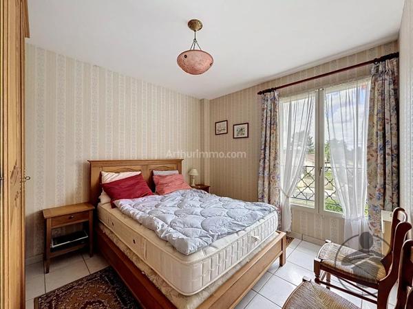 Vente                                                      Maison
                        
                     6 pièces                      141 m2                     à Coutras