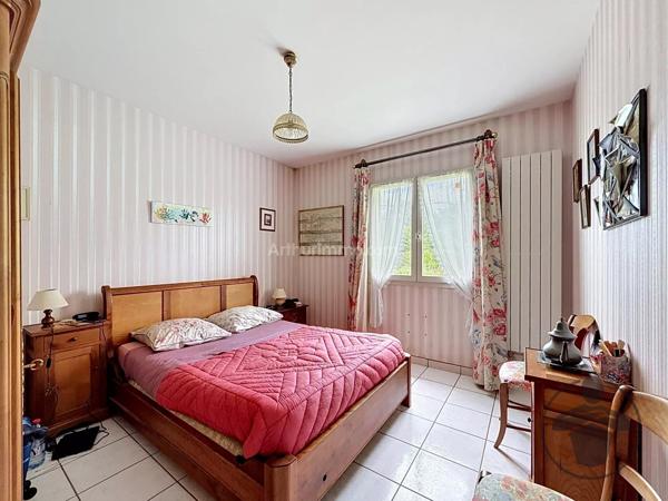 Vente                                                      Maison
                        
                     6 pièces                      141 m2                     à Coutras