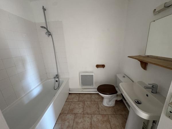 Appartement à louer 600 € CC Bègles 1 pièce 33 m² DPE C