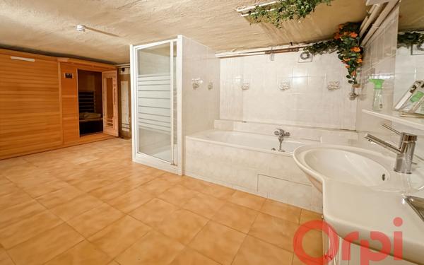 Maison à vendre    16 pièces •  Saint-Amand-Montrond