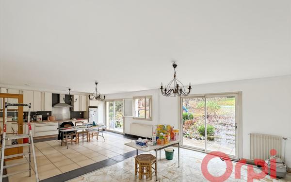 Maison à vendre    16 pièces •  Saint-Amand-Montrond