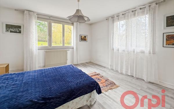 Maison à vendre    16 pièces •  Saint-Amand-Montrond