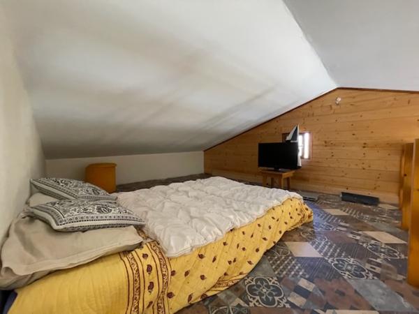 MAISON DE CAMPAGNE DE 265m2 SUR 9000m2 DE TERRAIN
