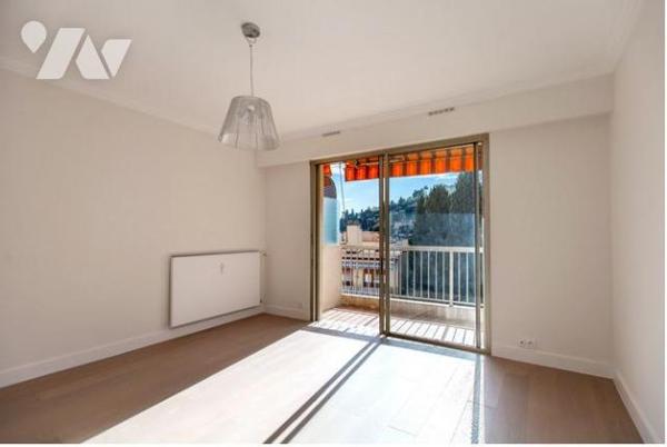 DEUX PIÉCES AVEC GARAGE