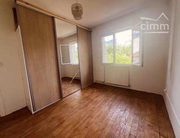 Votre agence vous propose cette charmante maison familiale toute restaurée avec jardin et atelier bricolage.