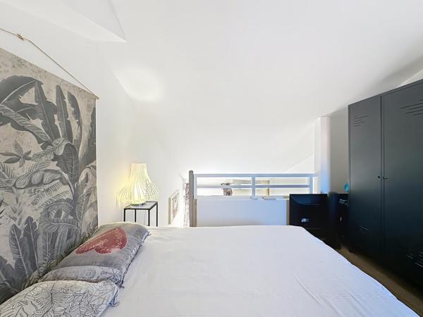 Appartement lumineux avec balcon sur les lacs et chambre vue mer : un bien unique
