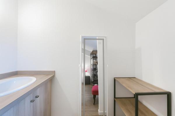 Appartement lumineux avec balcon sur les lacs et chambre vue mer : un bien unique