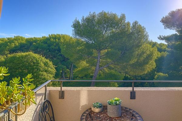 Appartement lumineux avec balcon sur les lacs et chambre vue mer : un bien unique
