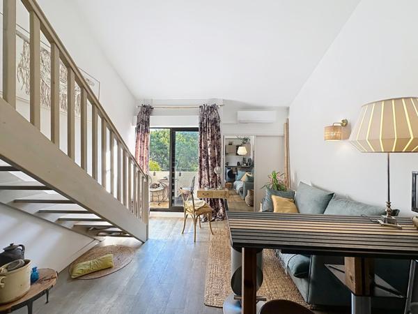 Appartement lumineux avec balcon sur les lacs et chambre vue mer : un bien unique