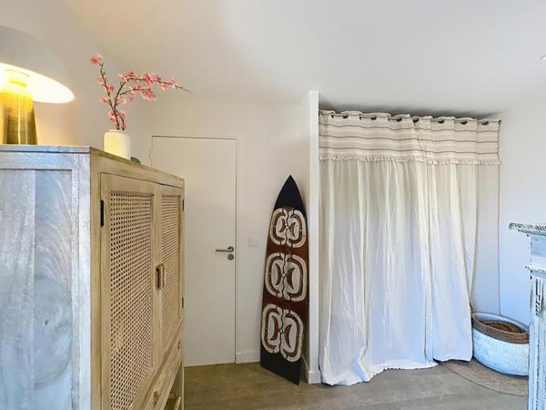 Appartement lumineux avec balcon sur les lacs et chambre vue mer : un bien unique