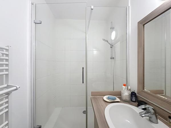 Appartement lumineux avec balcon sur les lacs et chambre vue mer : un bien unique