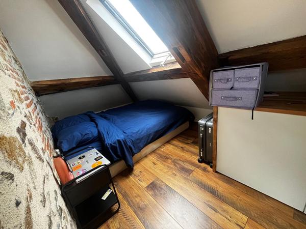 Centre Ville - Proche place René Bouhier, grand studio de 59 m² au sol avec coin chambre. Beaucoup de charme. Locataire en place jusqu'01/10/2026.