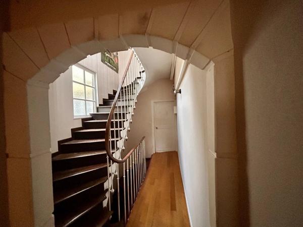 Vente                                                      Appartement
                        
                     5 pièces                      132 m2                     à Nevers
