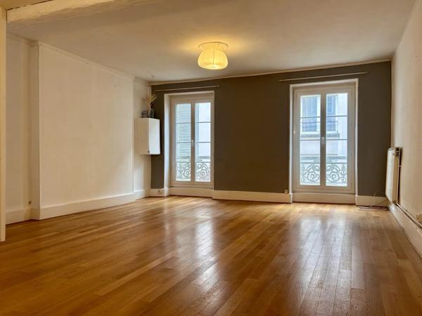 Vente                                                      Appartement
                        
                     5 pièces                      132 m2                     à Nevers