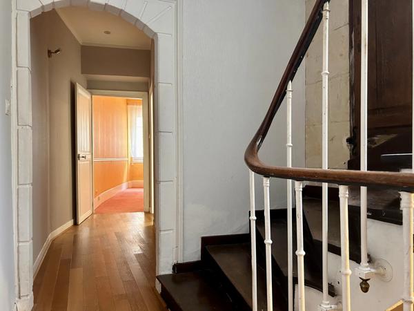 Vente                                                      Appartement
                        
                     5 pièces                      132 m2                     à Nevers