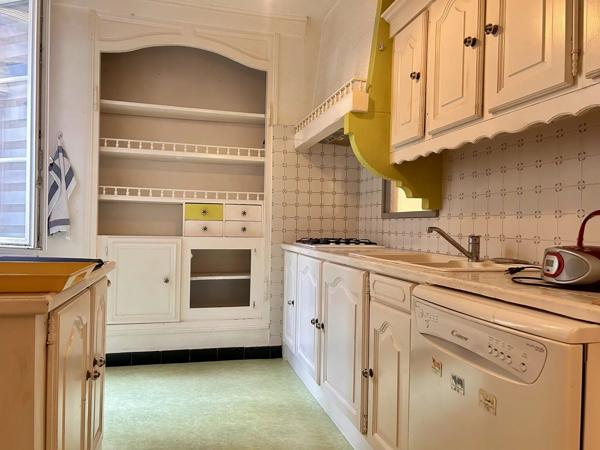 Vente                                                      Appartement
                        
                     5 pièces                      132 m2                     à Nevers