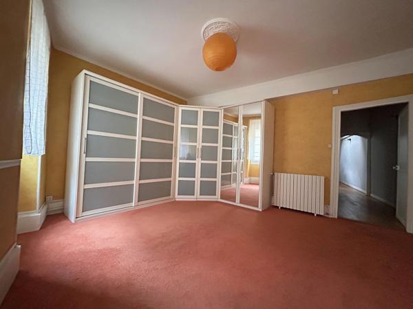 Vente                                                      Appartement
                        
                     5 pièces                      132 m2                     à Nevers