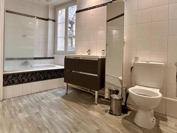 Vente                                                      Appartement
                        
                     5 pièces                      132 m2                     à Nevers