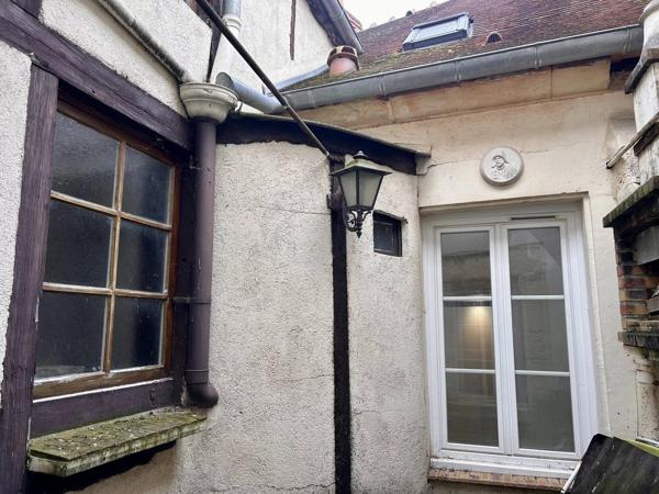 Vente                                                      Appartement
                        
                     5 pièces                      132 m2                     à Nevers