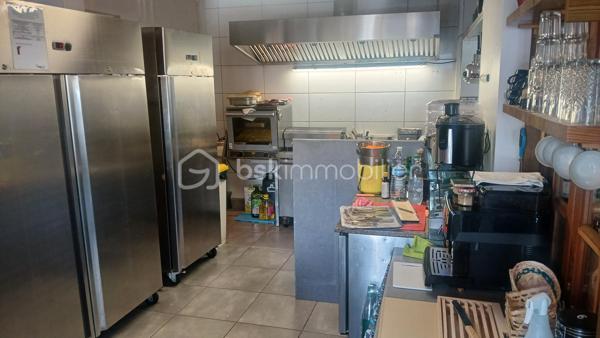 Cet immeuble entièrement loué offre une rentabilité intéressante grâce à ses appartements et un commerce de service. Il comprend :
- un restaurant au Rez-De-Chaussée
- cinq studios meublés à l’étage
- un appartement en sous-sol de cinq chambres individuelles, avec séjour, cuisine, salles d’eau en espaces communs, cet appartement est meublé permettant à tous ses occupants d’y vivre décemment.
Immeuble idéalement situé, proximité des axes routiers desservants la Guadeloupe, des Administrations, des commerces, des établissements de santé, des centres de loisirs, des établissements scolaires, du centre ville de Basse-Terre, plage, montagne, enfin de toutes les commodités.
L’immeuble est bien entretenu, ne nécessite pas de travaux.
Vous êtes investisseur, souhaitez saisir une opportunité avec des revenus locatifs immédiats, vous avez la capacité d’investir, alors une visite est possible.
Je suis à votre disposition pour toutes informations et convenir d’un rendez-vous.
Jocelyn MICHEL, agent immobilier indépendant, mandataire de BSK Immobilier.
Tél 0690 35 81 90 mail jmichel@bskimmobilier.com