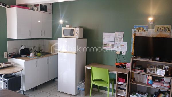 Cet immeuble entièrement loué offre une rentabilité intéressante grâce à ses appartements et un commerce de service. Il comprend :
- un restaurant au Rez-De-Chaussée
- cinq studios meublés à l’étage
- un appartement en sous-sol de cinq chambres individuelles, avec séjour, cuisine, salles d’eau en espaces communs, cet appartement est meublé permettant à tous ses occupants d’y vivre décemment.
Immeuble idéalement situé, proximité des axes routiers desservants la Guadeloupe, des Administrations, des commerces, des établissements de santé, des centres de loisirs, des établissements scolaires, du centre ville de Basse-Terre, plage, montagne, enfin de toutes les commodités.
L’immeuble est bien entretenu, ne nécessite pas de travaux.
Vous êtes investisseur, souhaitez saisir une opportunité avec des revenus locatifs immédiats, vous avez la capacité d’investir, alors une visite est possible.
Je suis à votre disposition pour toutes informations et convenir d’un rendez-vous.
Jocelyn MICHEL, agent immobilier indépendant, mandataire de BSK Immobilier.
Tél 0690 35 81 90 mail jmichel@bskimmobilier.com