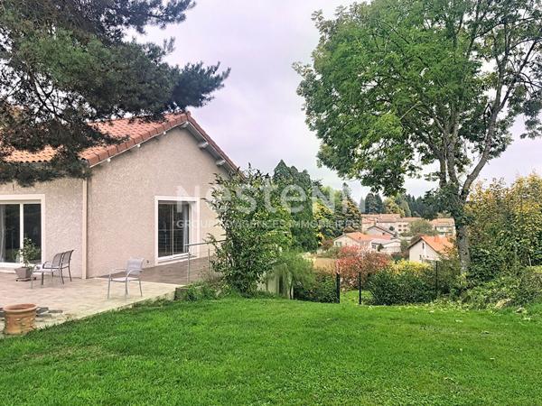 Maison traditionnelle avec vue , 4 chambres, garage et terrain sur Lapte