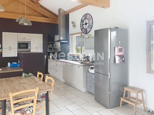 Maison traditionnelle avec vue , 4 chambres, garage et terrain sur Lapte