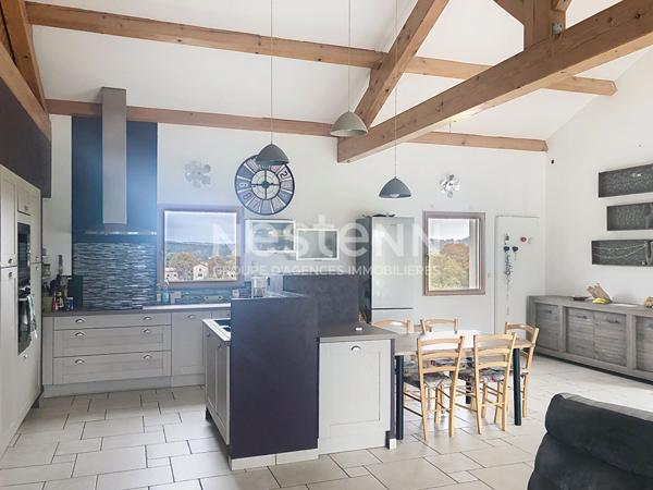 Maison traditionnelle avec vue , 4 chambres, garage et terrain sur Lapte