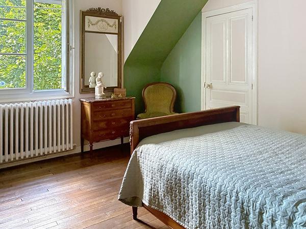 Maison de maître au charme de l'ancien avec 5 chambres, dépendances et  magnifique terrain de plus de 2 400 m²