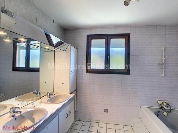  Voglans-Belle villa de 280 m2 dont 170 m2 habitables.