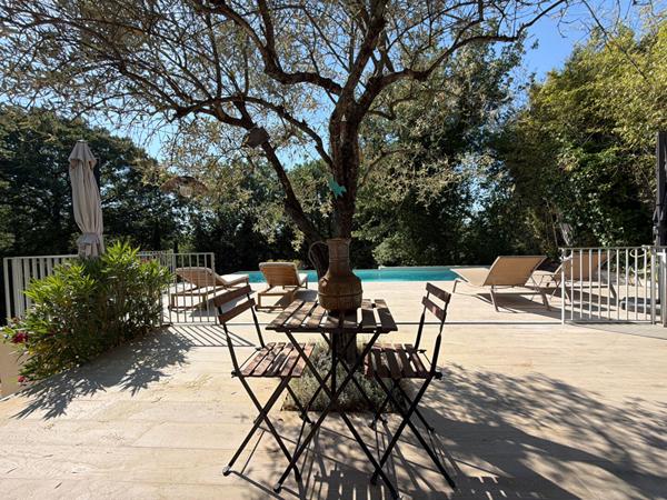 À VENDRE EN EXCLUSIVITÉ PERTUIS (84120) MAISON 6 PIECES D'ENVIRON 143m²  AVEC GARAGE, JARDIN ET PISCINE À DÉBORDEMENT CHAUFFÉE.