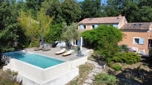À VENDRE EN EXCLUSIVITÉ PERTUIS (84120) MAISON 6 PIECES D'ENVIRON 143m²  AVEC GARAGE, JARDIN ET PISCINE À DÉBORDEMENT CHAUFFÉE.