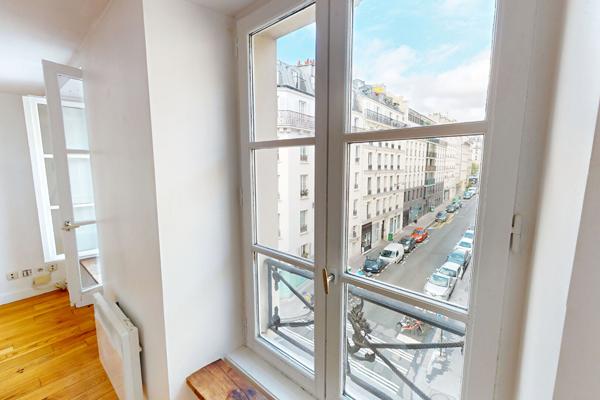 EXCLUSIF - Spacieux studio en étage élevé avec vue dégagée