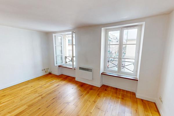 EXCLUSIF - Spacieux studio en étage élevé avec vue dégagée