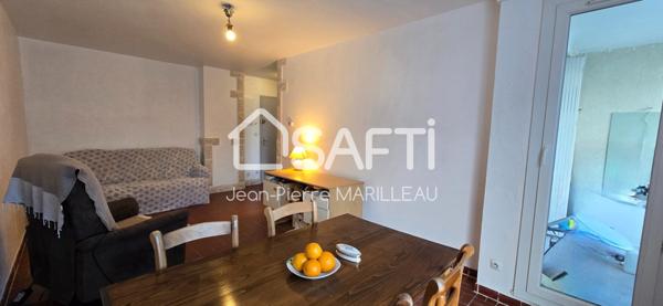 Appartement T2 avec loggia dans résidence sécurisée.