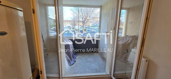 Appartement T2 avec loggia dans résidence sécurisée.