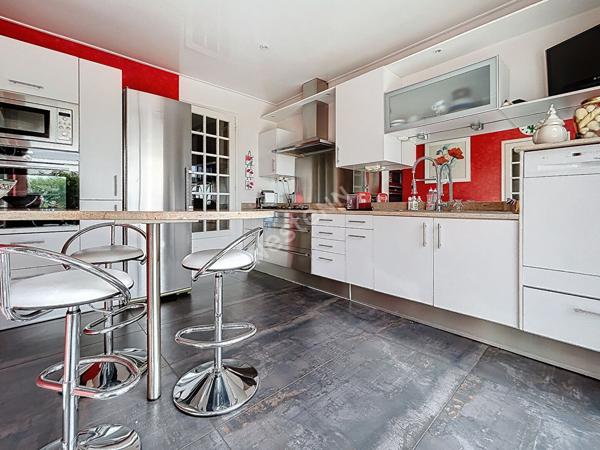 Maison à vendre à Landemont, trois chambres, un bureau, garage, terrain clos