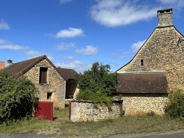 Maison ancienne - Montignac-lascaux En Périgord Noir, maison de caractère avec dépendances réparties autour d'une grande cour. Beaucoup de cachet avec deux belles pièces et leurs cheminées. Idéale pour les vacances.