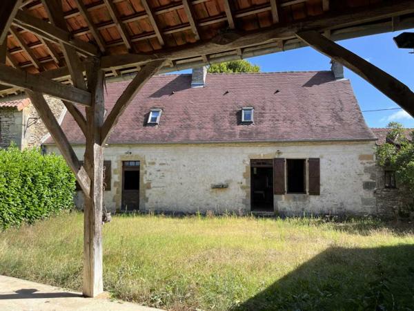 Maison ancienne - Montignac-lascaux En Périgord Noir, maison de caractère avec dépendances réparties autour d'une grande cour. Beaucoup de cachet avec deux belles pièces et leurs cheminées. Idéale pour les vacances.